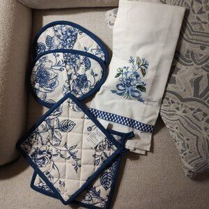Kitchen towel and pot holder set nwot